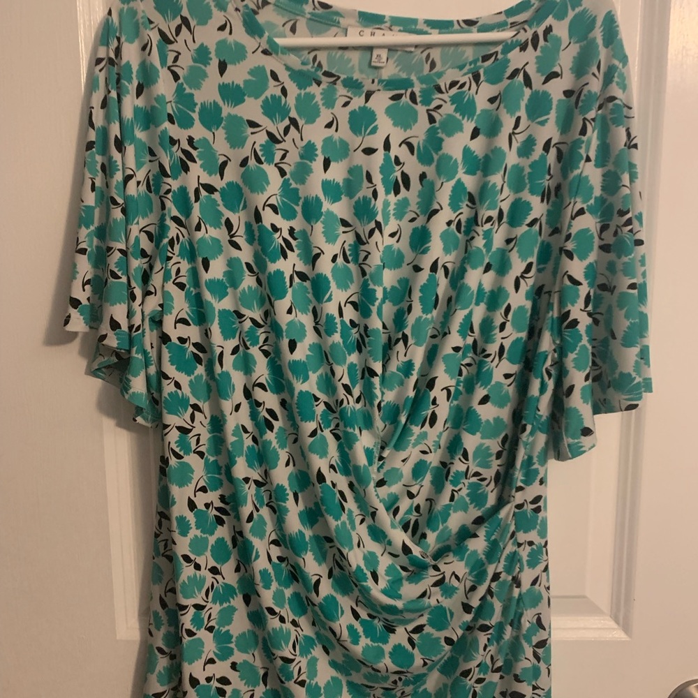 Rounded collar with short wide (bell) sleeves in white with a green floral print